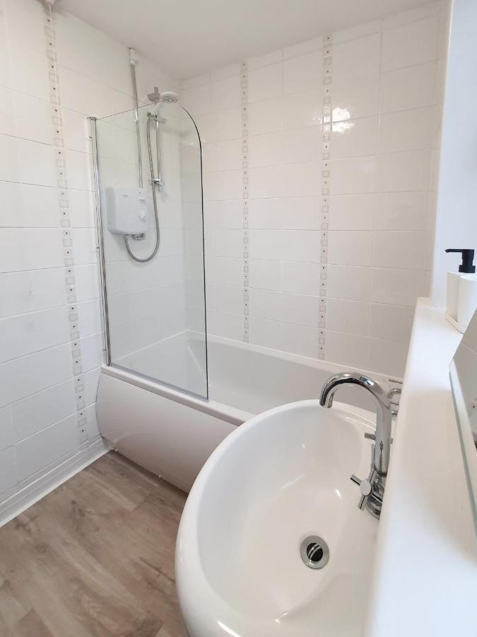 3 Bedroom House Amazon M90 Dunfermline Edinburgh Екстериор снимка