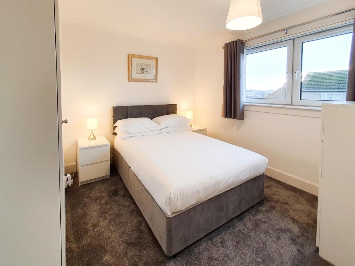 3 Bedroom House Amazon M90 Dunfermline Edinburgh Екстериор снимка