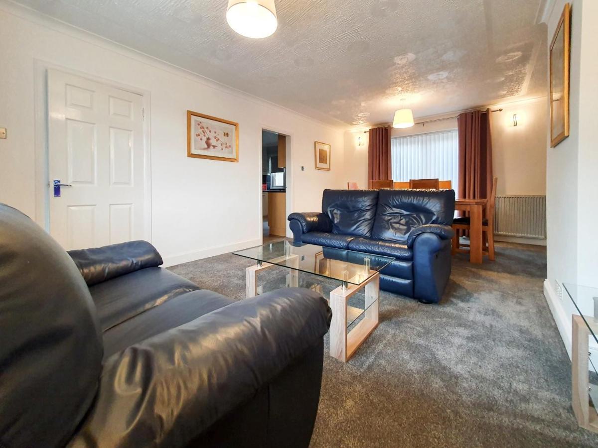 3 Bedroom House Amazon M90 Dunfermline Edinburgh Екстериор снимка