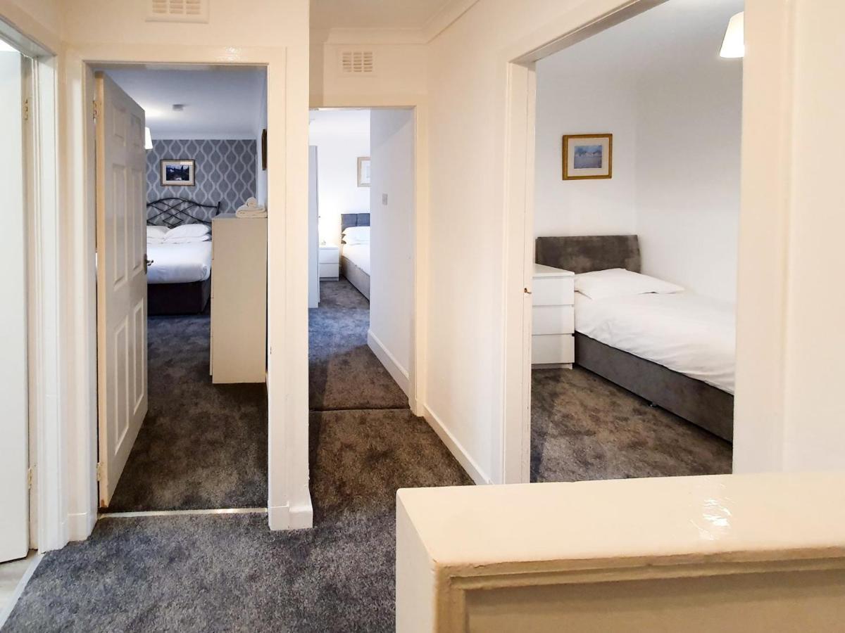3 Bedroom House Amazon M90 Dunfermline Edinburgh Екстериор снимка