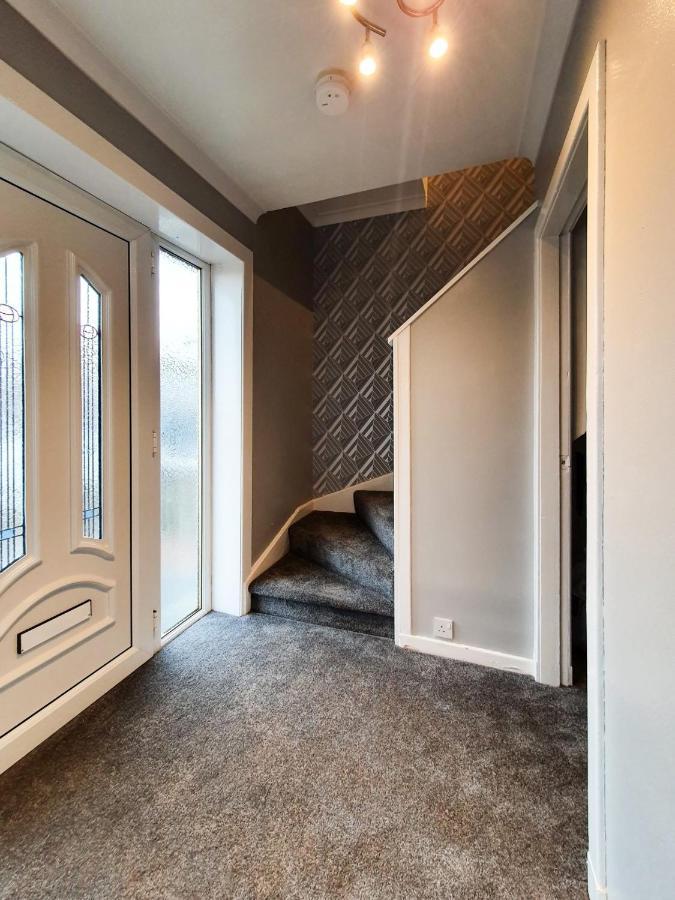 3 Bedroom House Amazon M90 Dunfermline Edinburgh Екстериор снимка